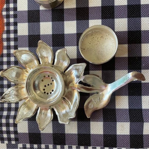 Vintage Delli Inc Silver Plated Sunflower 🌻 Salt & Pepper Shakers - Picture 9 of 16